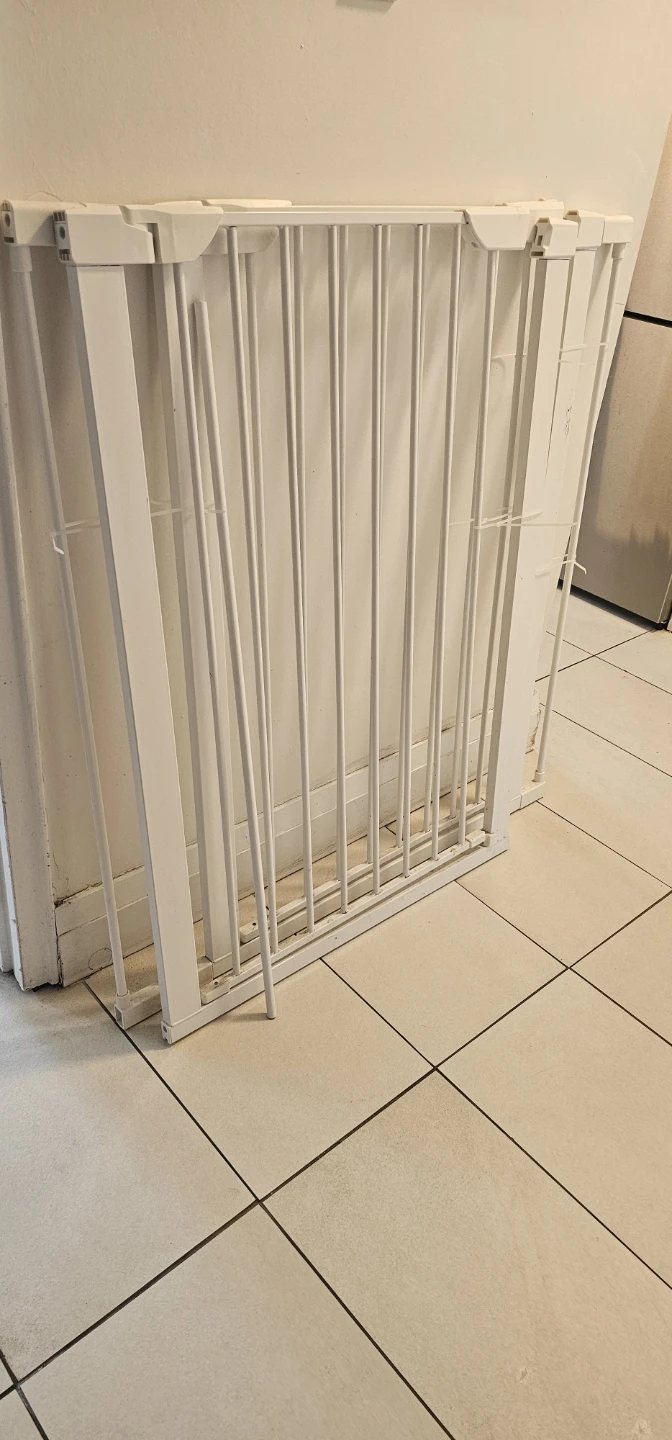 2 White Metal Pet / Baby Gates - photo 3