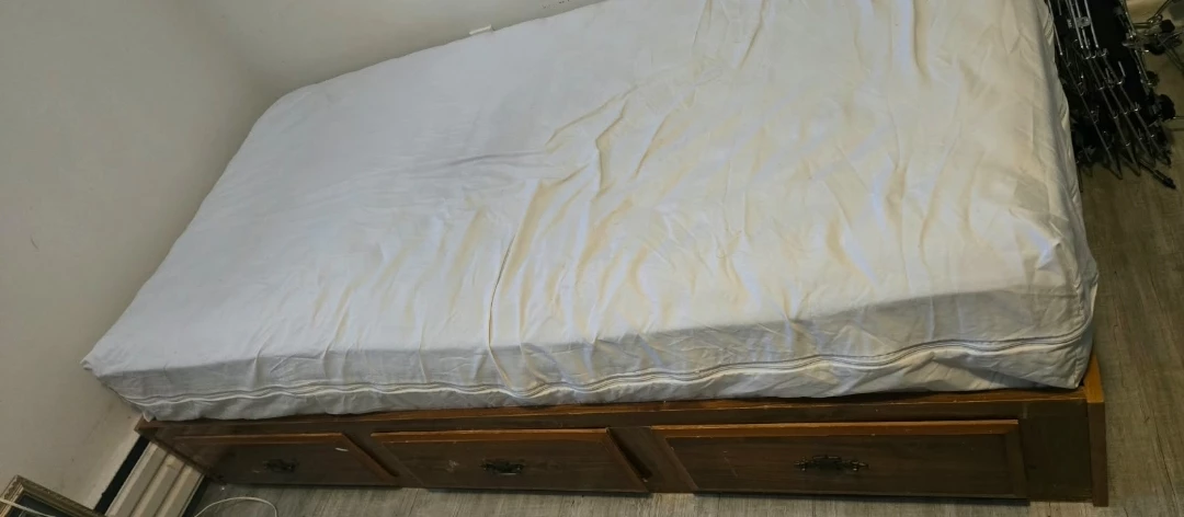 Matress and Wooden Bed Frame with 3 Drawers - photo 2