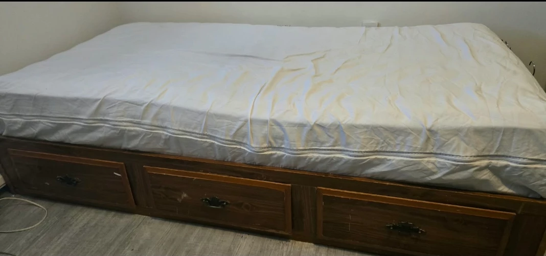 Matress and Wooden Bed Frame with 3 Drawers - photo 3