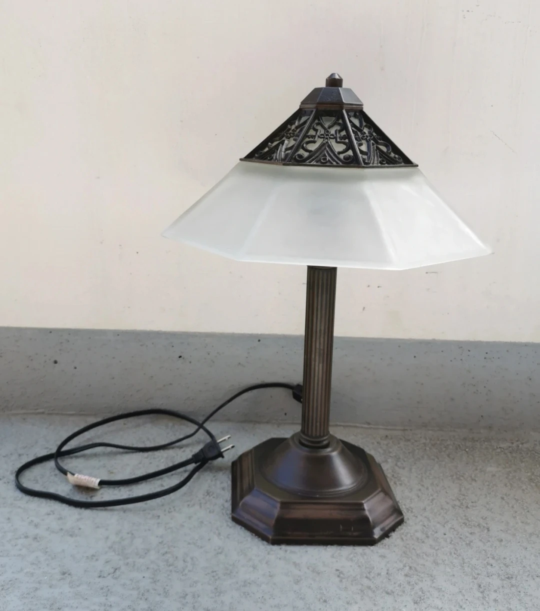 Vintage Heavy Frosted Glass Table Lamp - photo 5