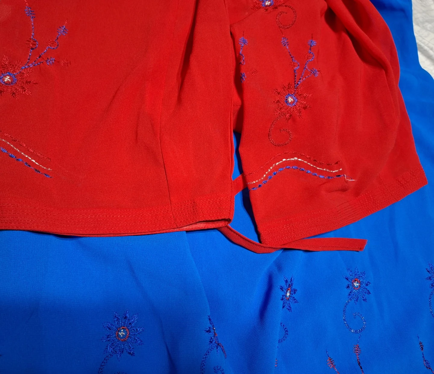 Blue and Red Embroidered Kurti Set - photo 2