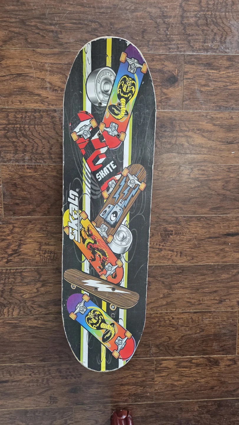 Skateboard with graphic design - photo 3