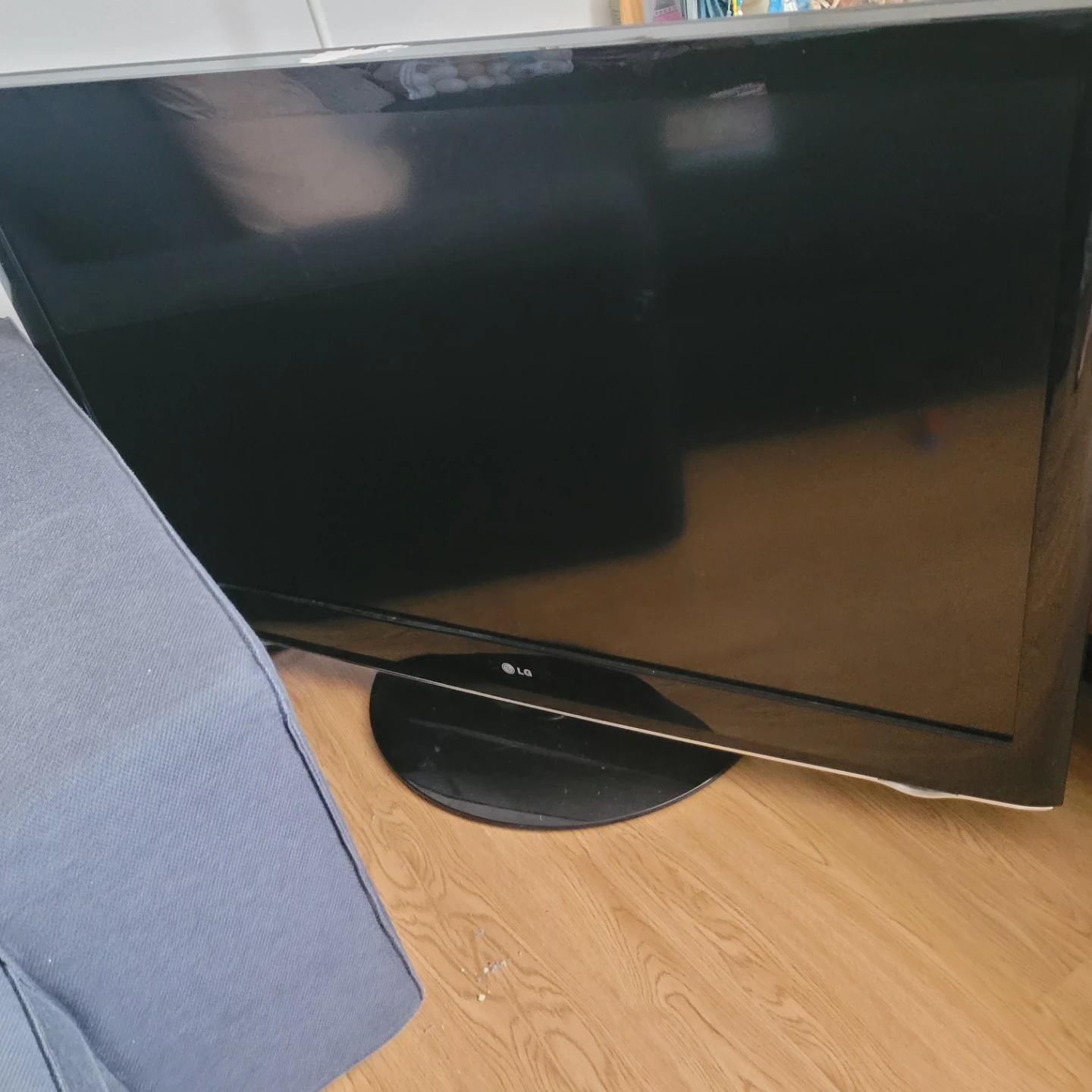 LG 47LH30-UA LCD TV - photo 2
