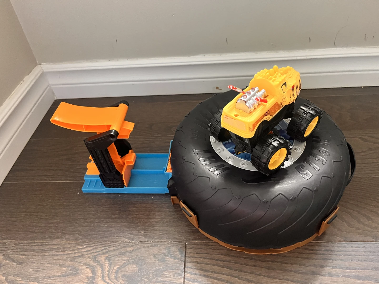 Hot Wheels Shark Truck & Playset Bundle - photo 3
