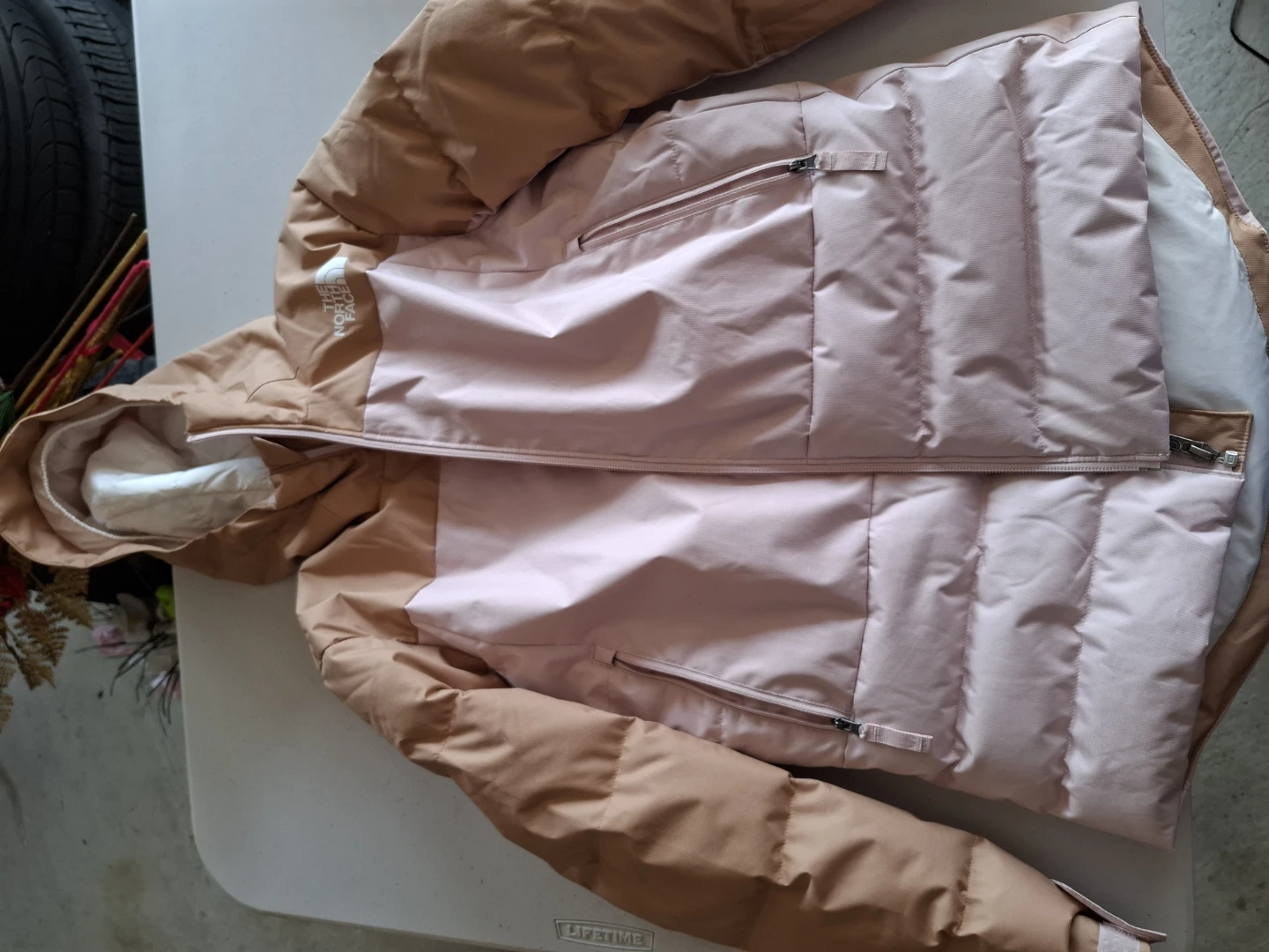 Selling a The North Face jacket for girls, size L (12).