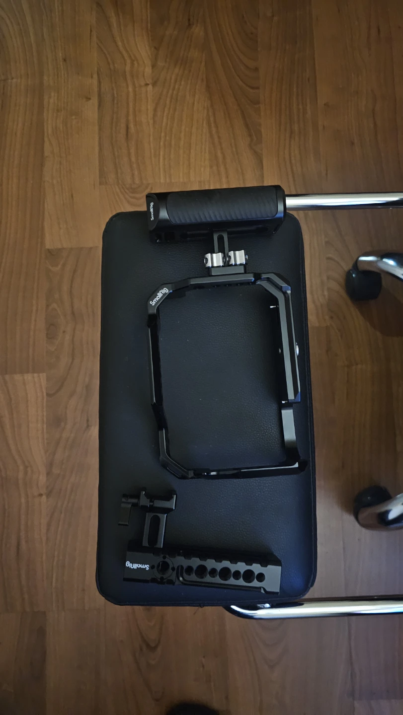 Small rig cage for canon r5 and r6