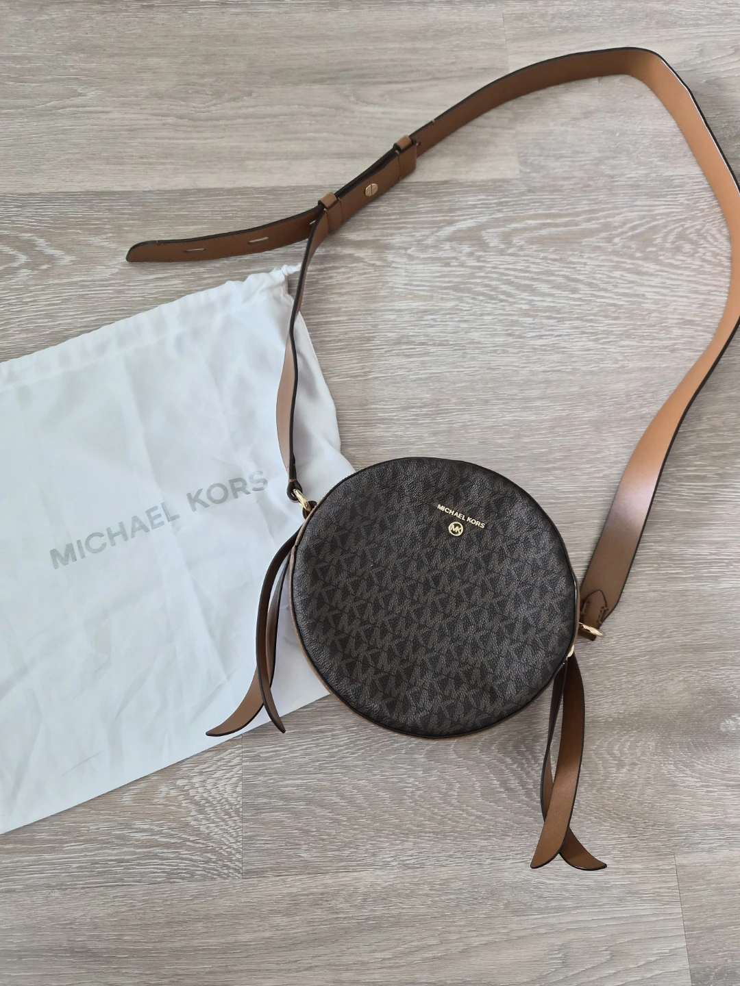 Michael Kors circle shoulder bag