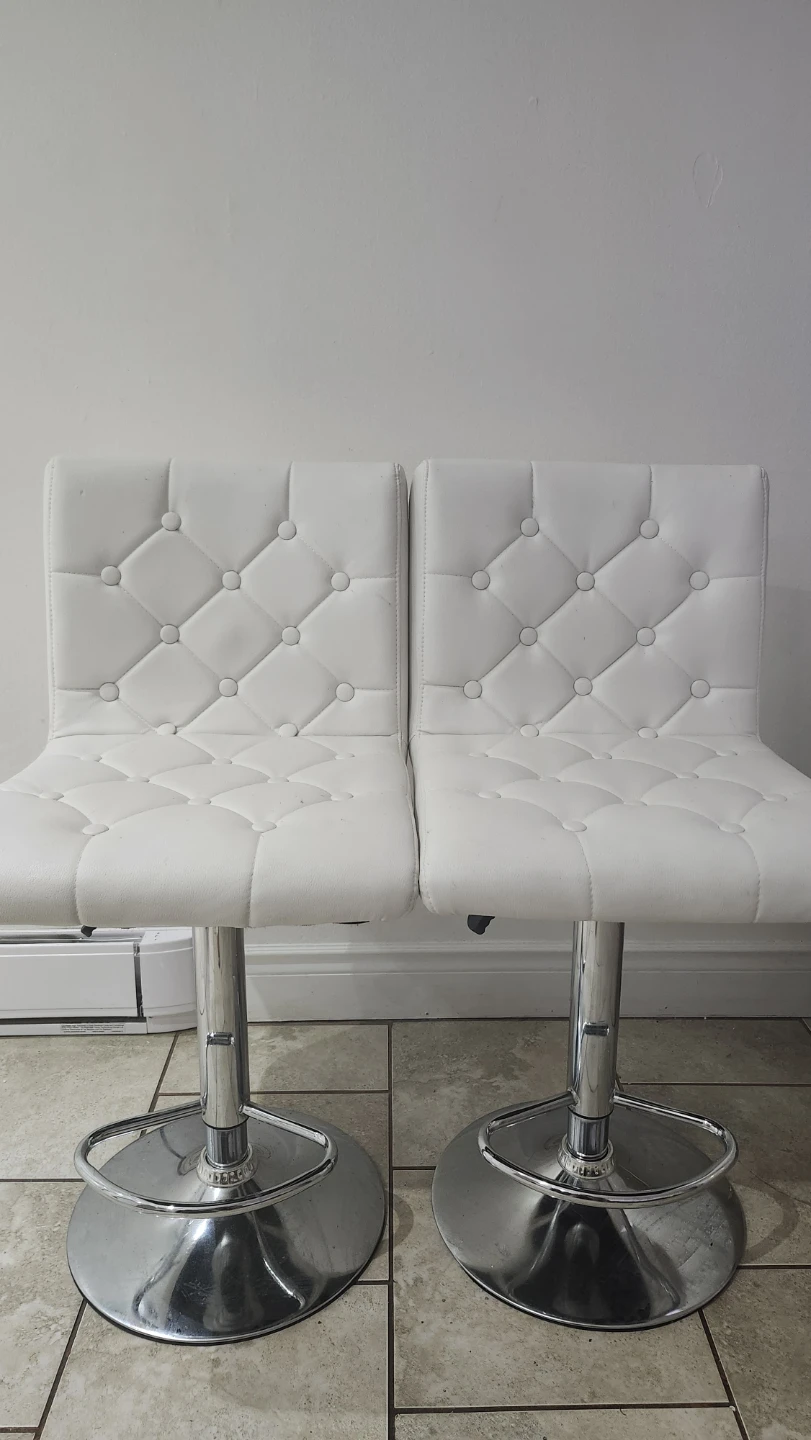 Set of two white tufted bar stools - photo 2
