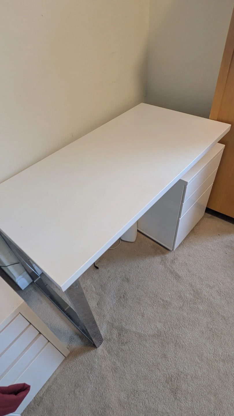 White modern desk with drawers - photo 2