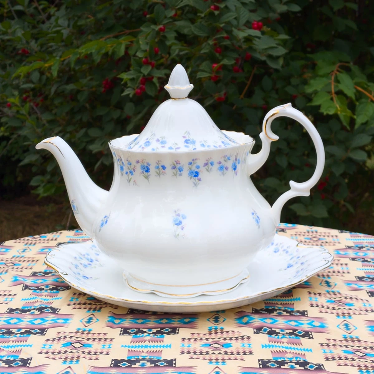 68-Pc Royal Albert "Memory Lane" Set w/ Teapot & Hostess Pieces - photo 2