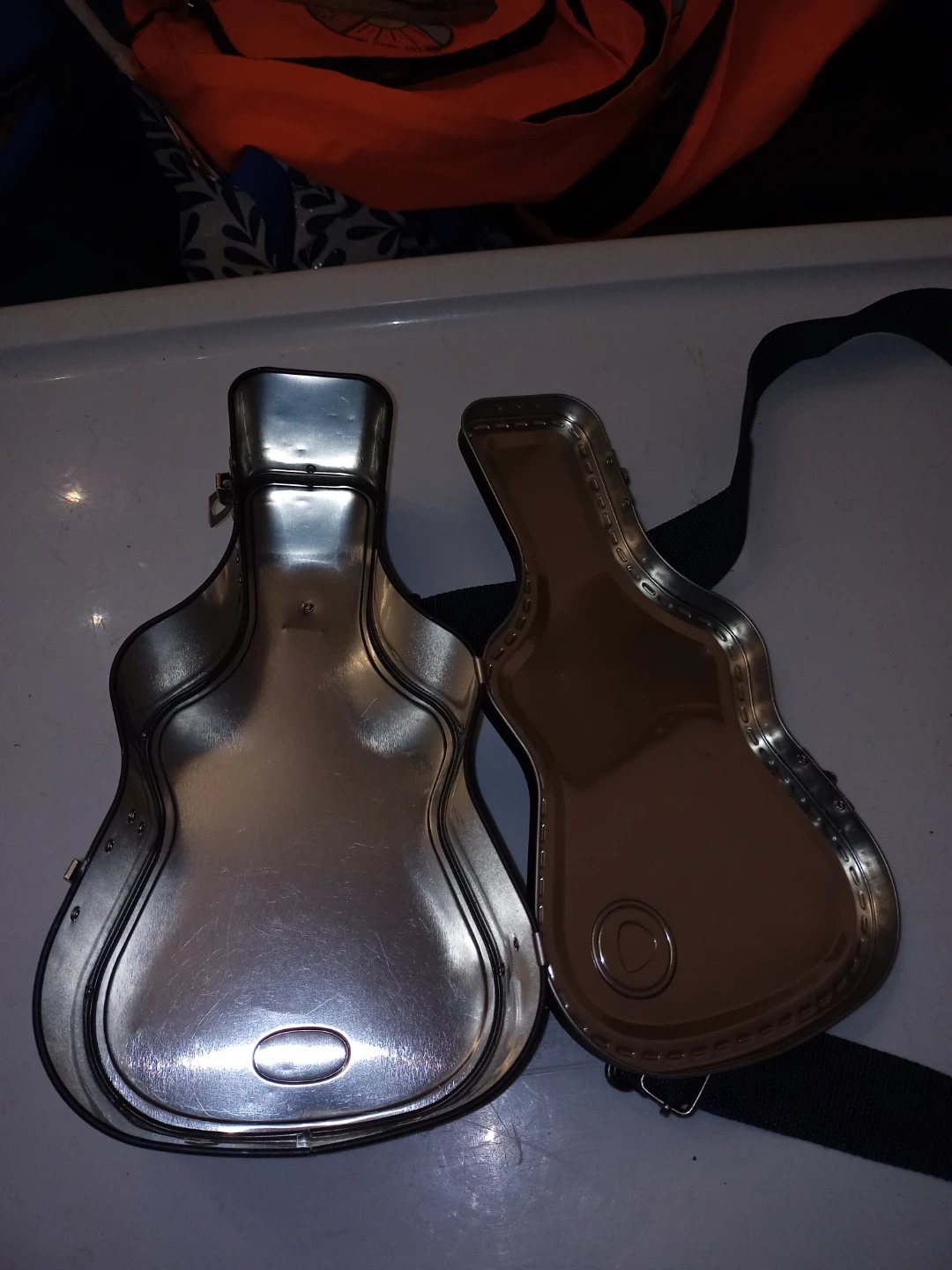 Small Guitar Shaped Storage Tin With Shoulder Strap - photo 4