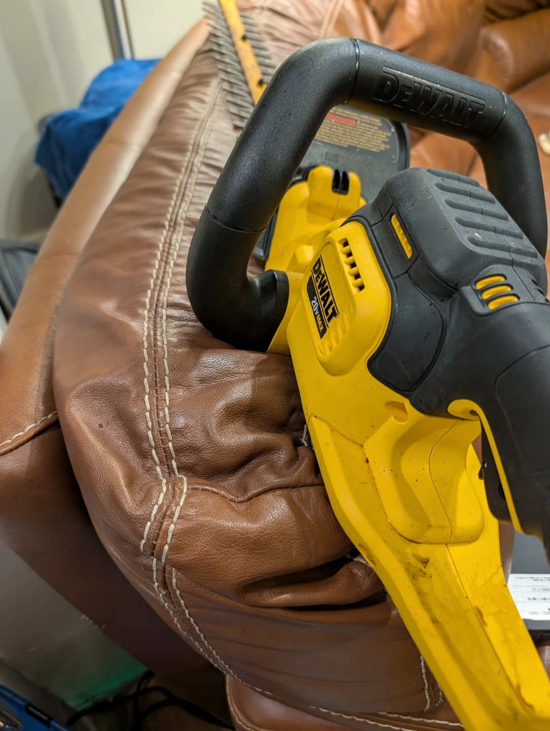 DeWalt DCHT820 20V MAX Hedge Trimmer - photo 3