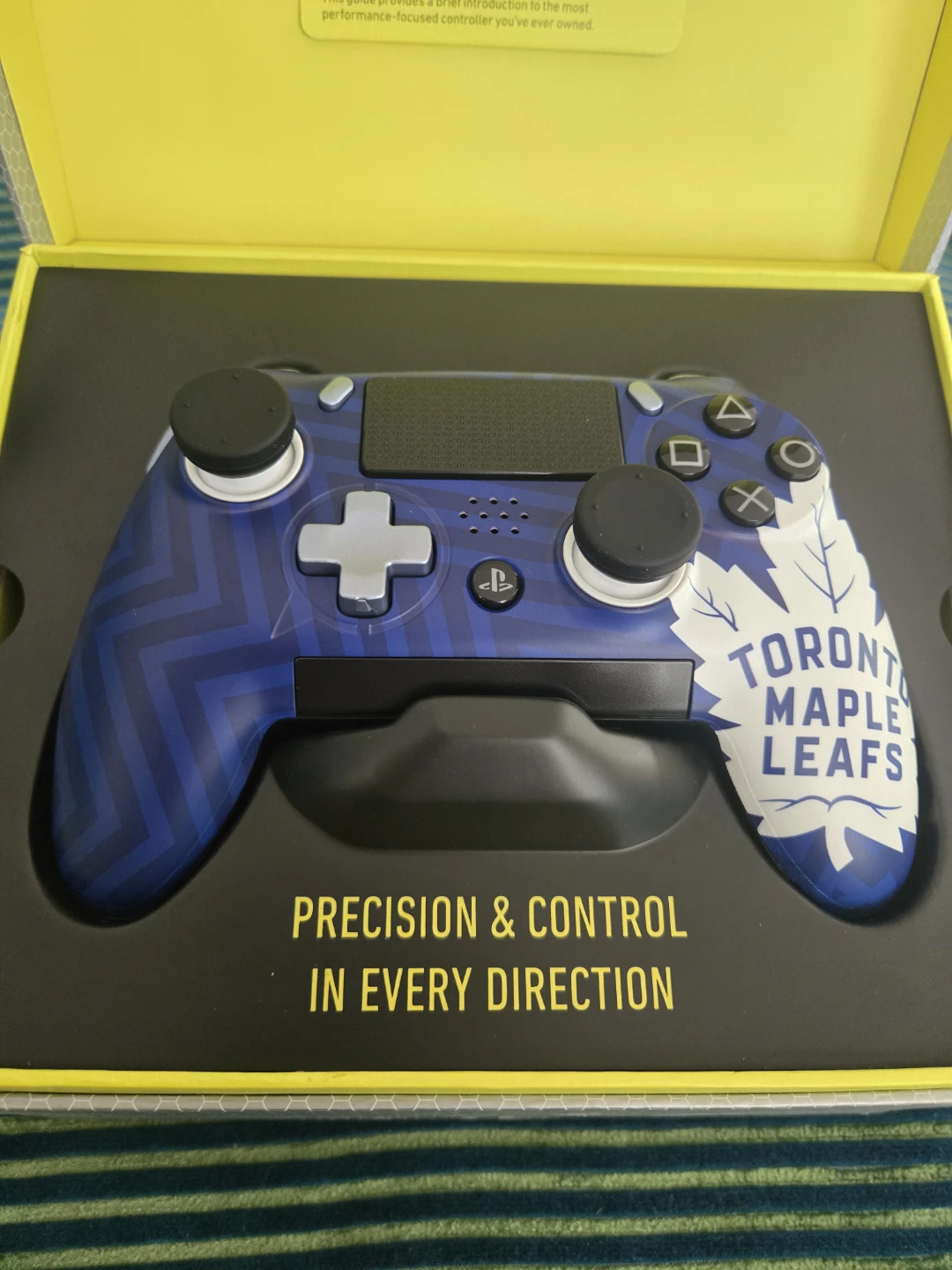 SCUF ps5 and 4 Impact Toronto Maple Leafs Controller - photo 2