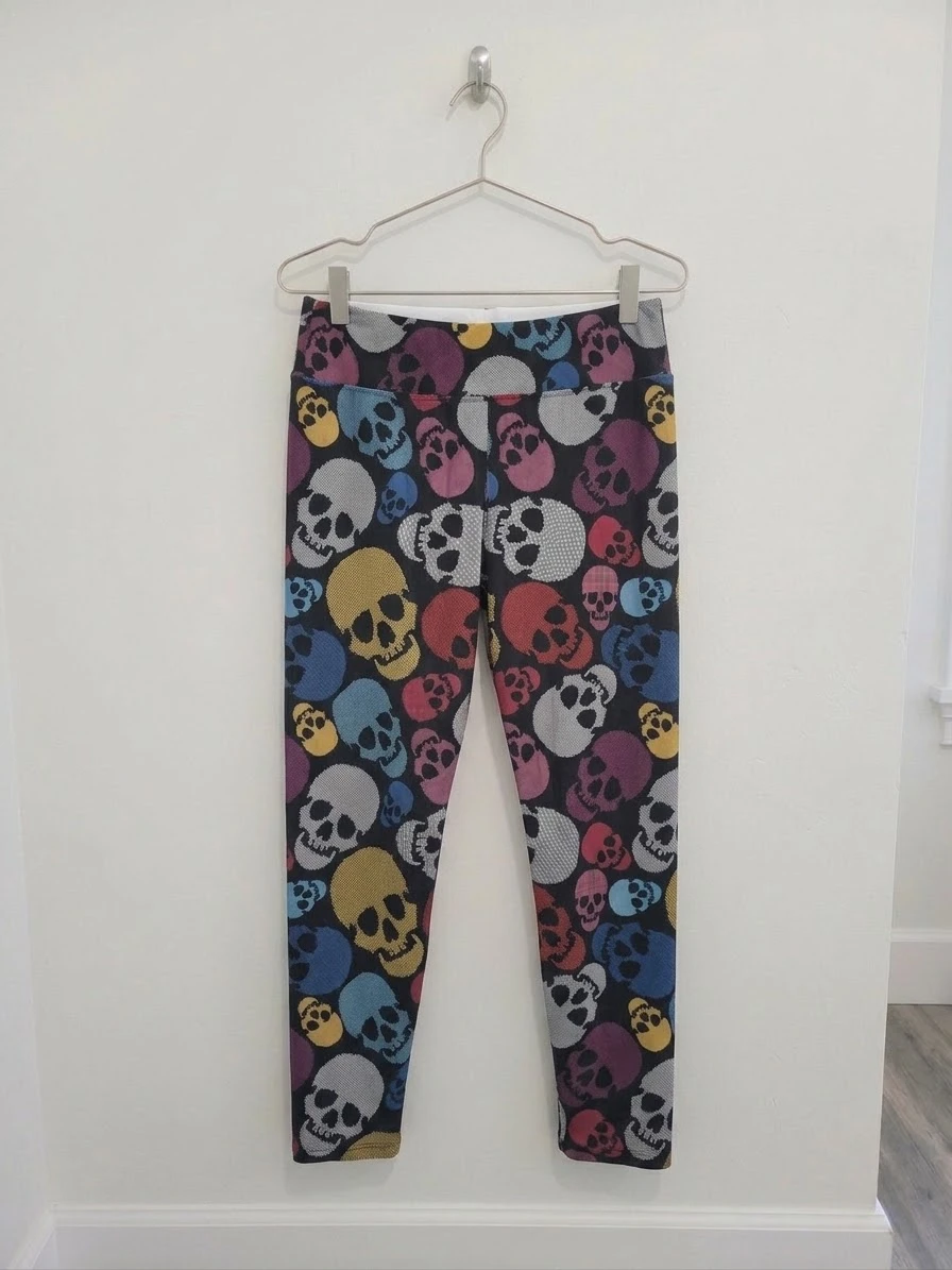 Skull Print Leggings. 3/4