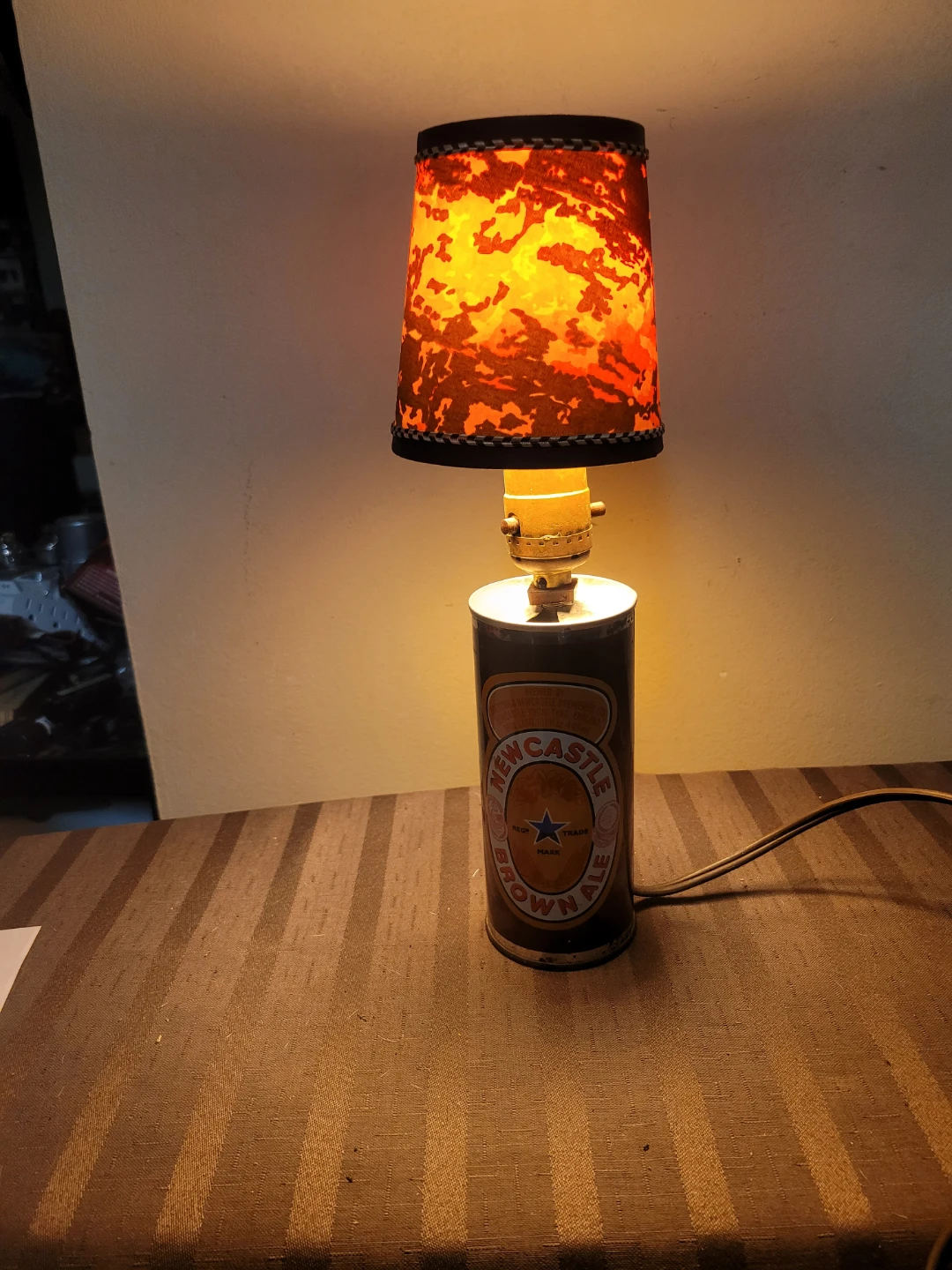 Vintage Newcastle Brown Ale Beer Tin Can Lamp - photo 2