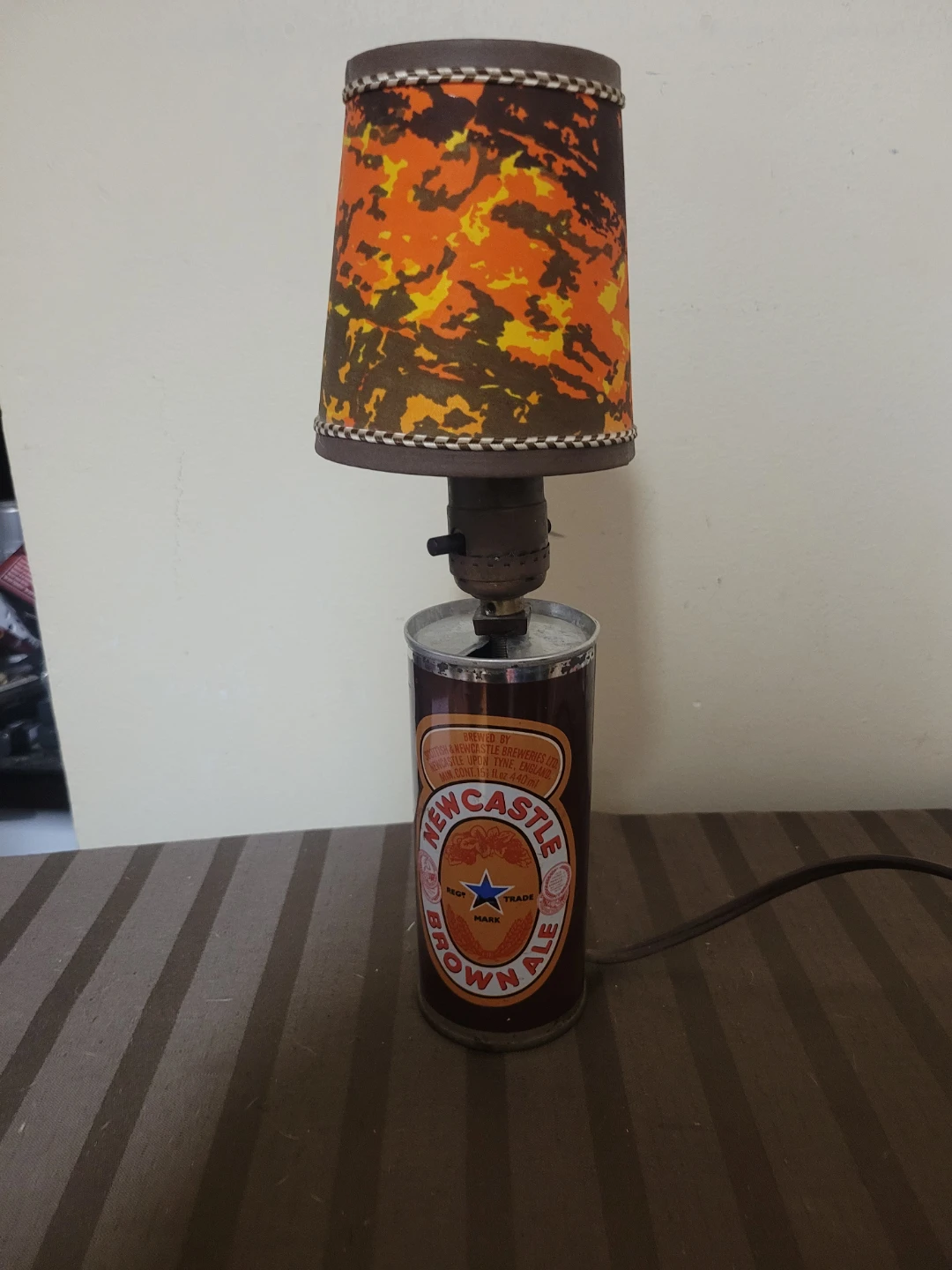 Vintage Newcastle Brown Ale Beer Tin Can Lamp - photo 3