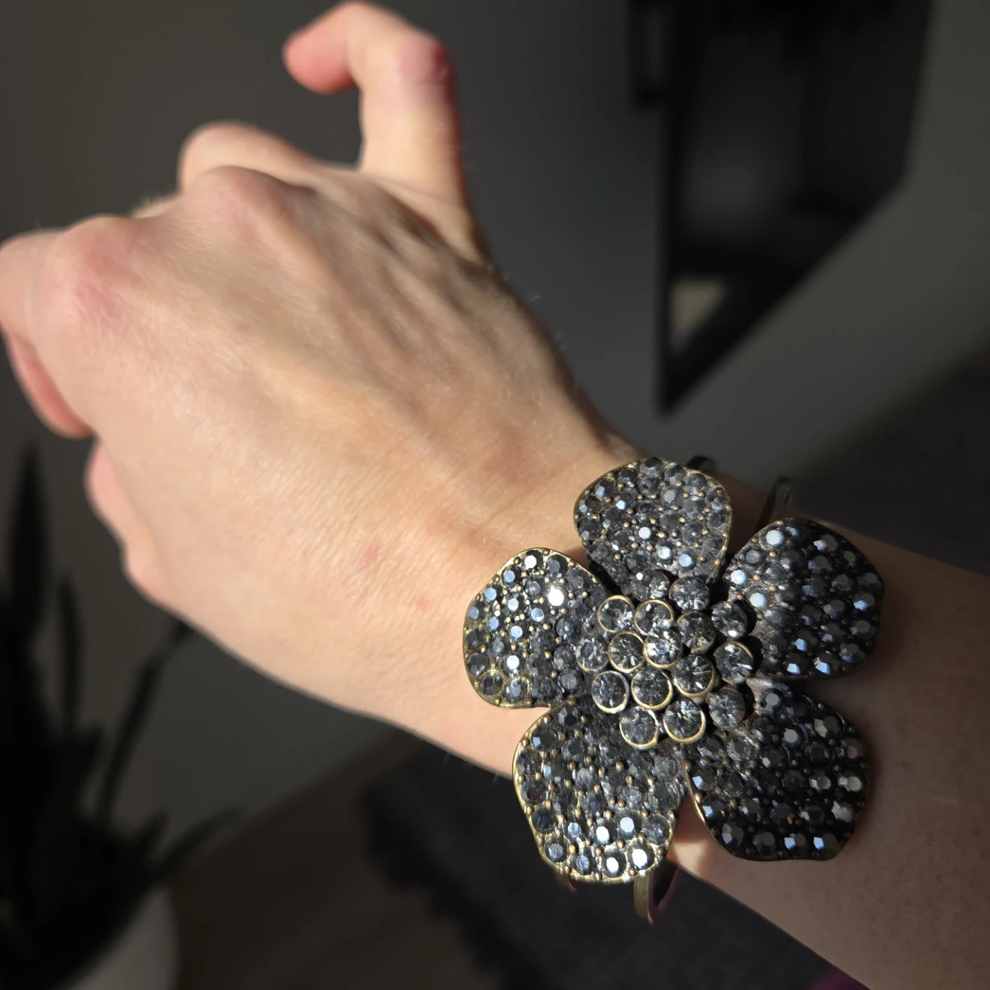 Sparkly Flower Cuff Bracelet - photo 2