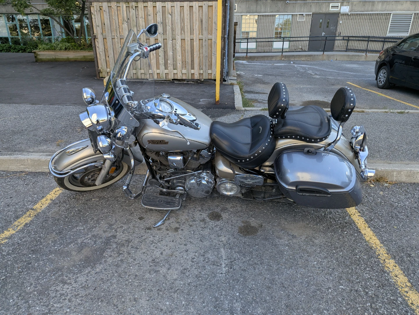 Harley-Davidson Silver Cruiser Motorcycle - photo 3