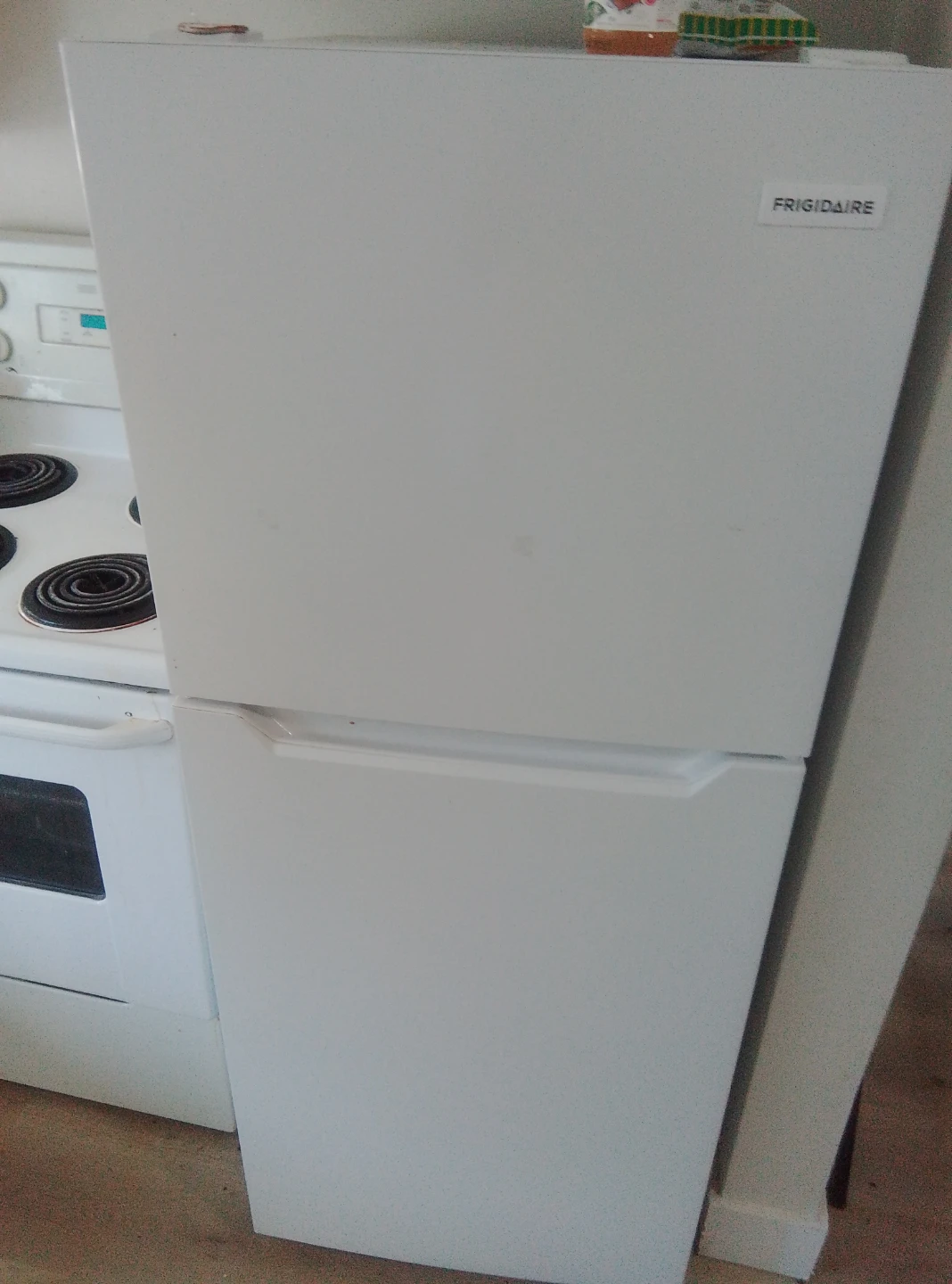 Frigidaire White Top-Freezer Refrigerator