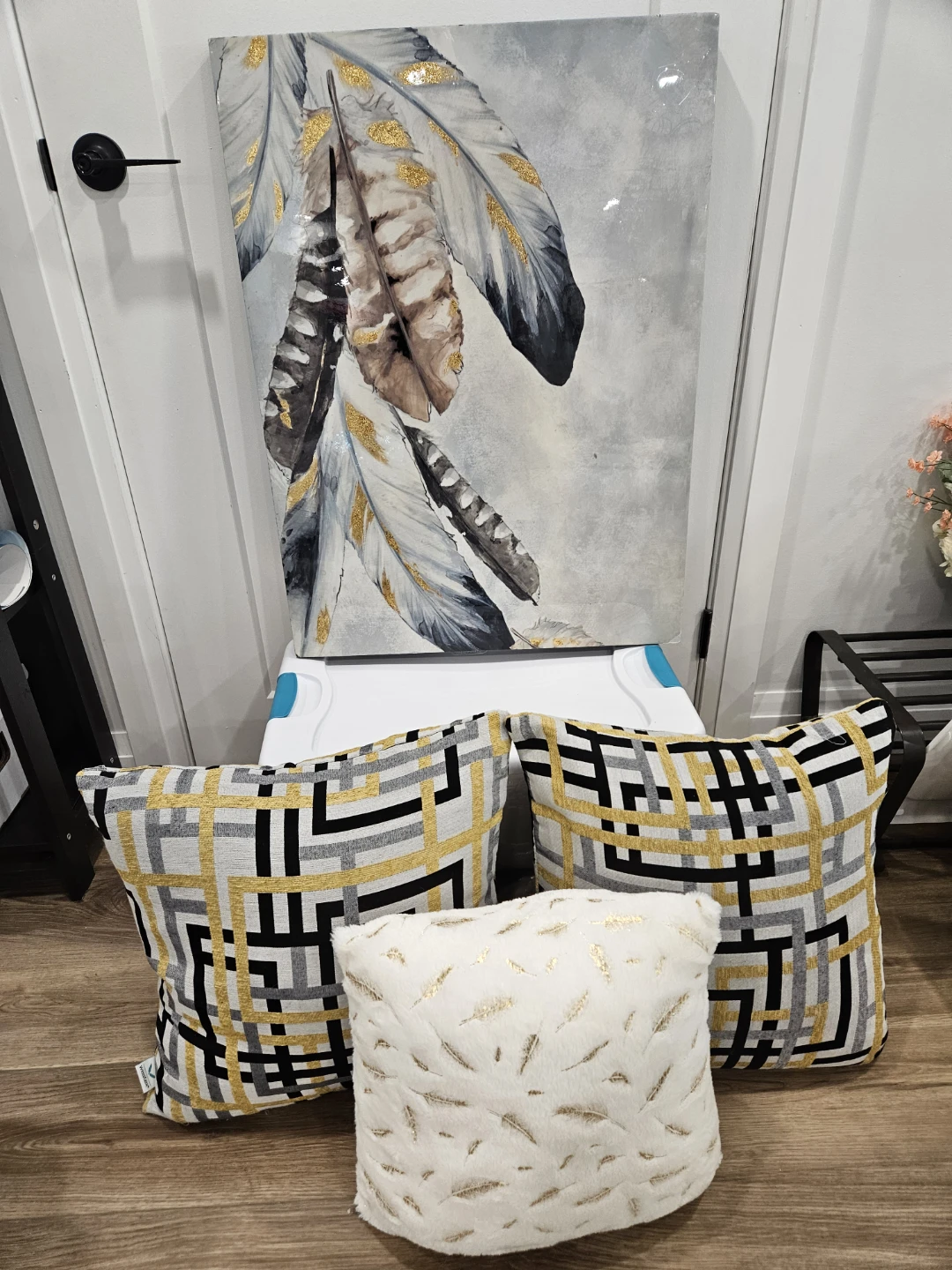 Srt and Set of three decorative throw pillows