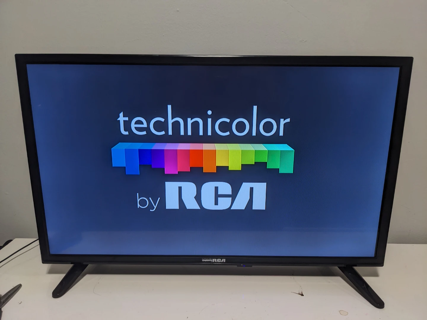 RCA 32 inch LED TV - photo 2
