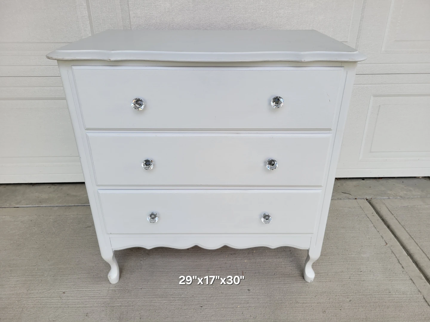 Beautiful ​White French Provincial Dresser / Accent Table - photo 3