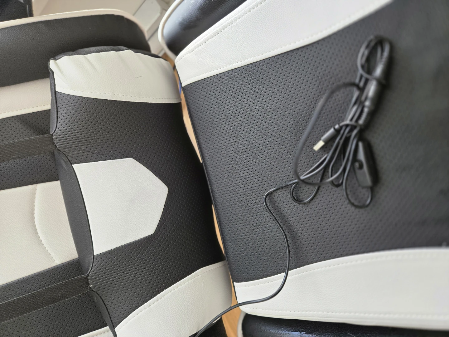 Yaheetech gaming chair with footrest - Pickup only - photo 4