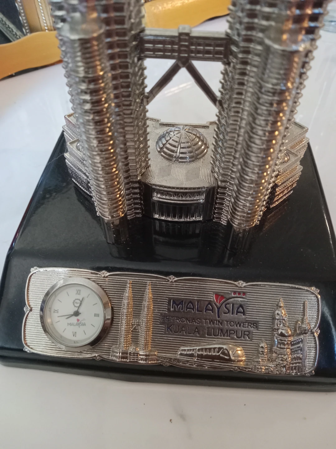 Petronas Twin Towers Souvenir Clock - photo 5