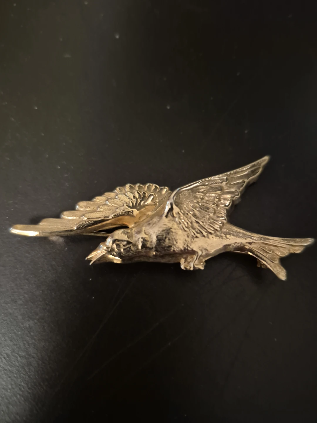 Vintage gold-toned bird brooch🏈