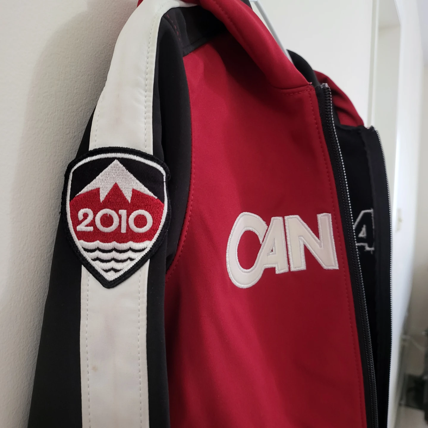 2010 Vancouver Olympics Team Canada Jacket (Girls 10/12) - photo 3