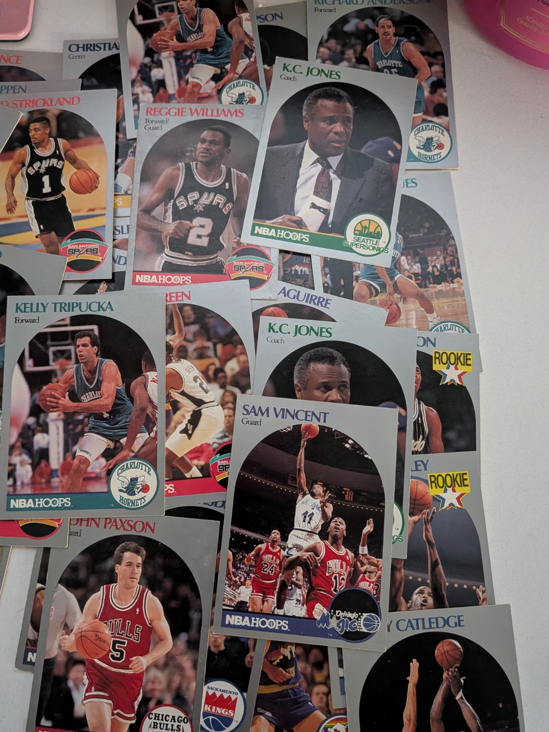 Lot of Vintage 1989-1990 NBA Hoops Basketball Cards - photo 2