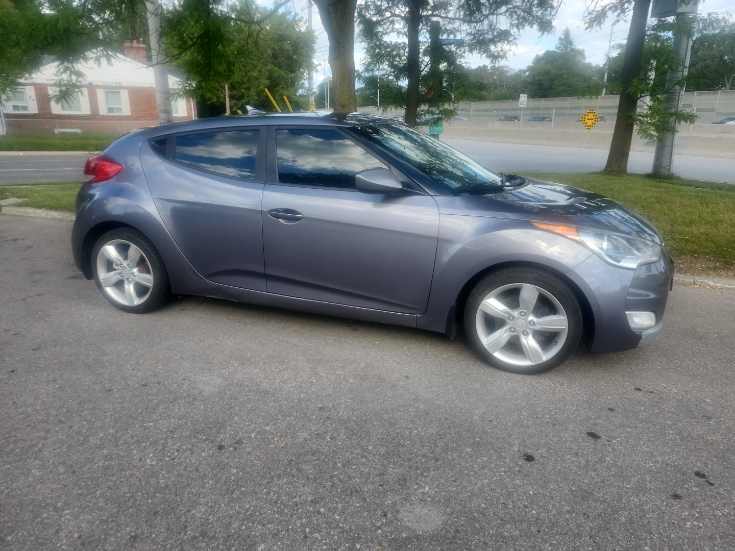 Hyundai Veloster Grey. CLEAN CARFAX - photo 2