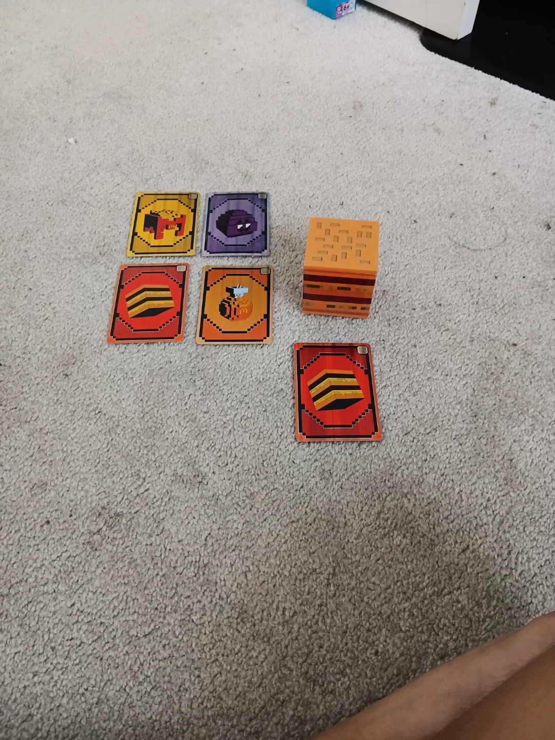 Minecraft movie meal hamburger toy w/ cards (UNUSED)