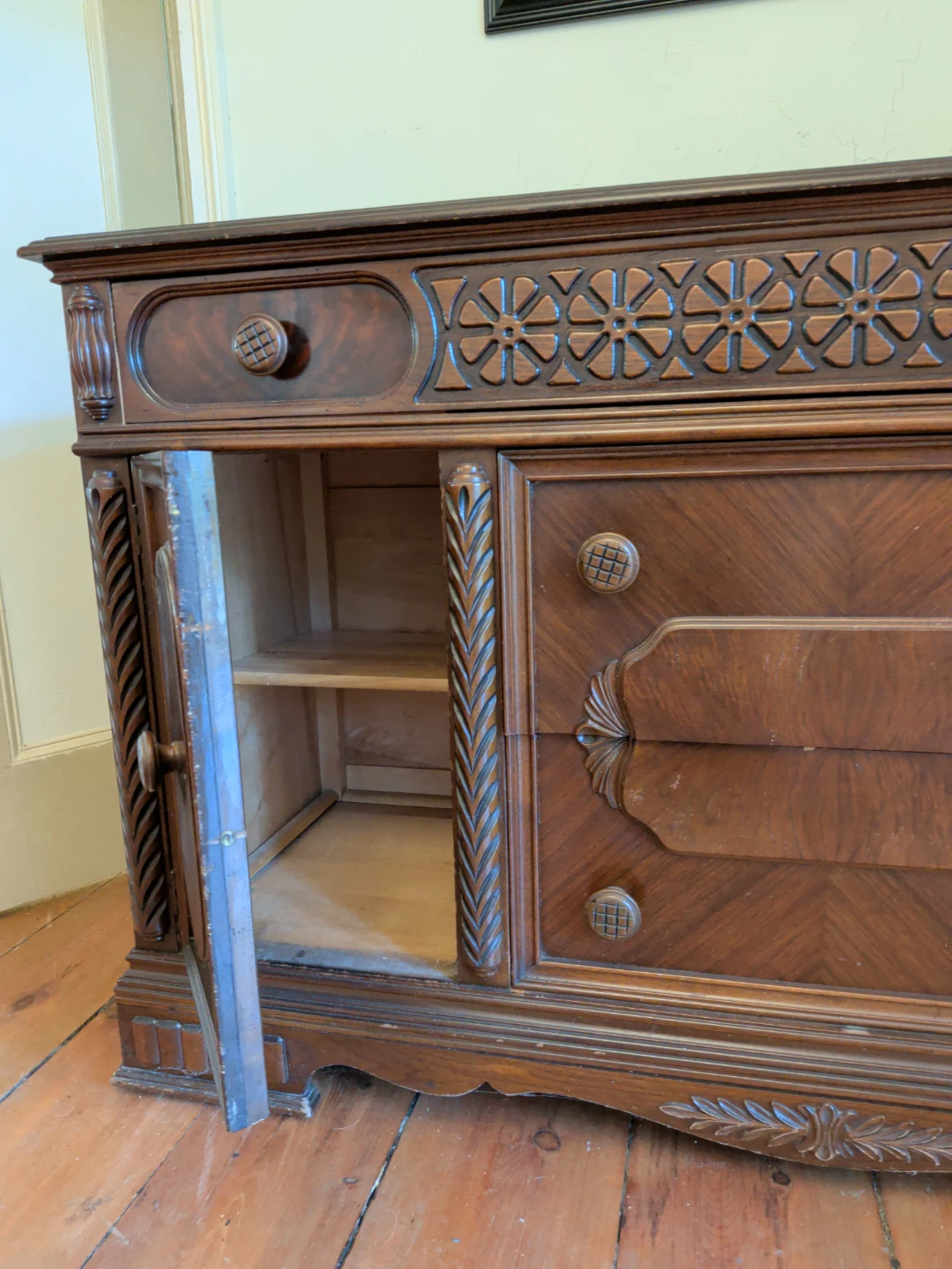 Antique Wooden Sideboard / Buffet with Carved Details - photo 3