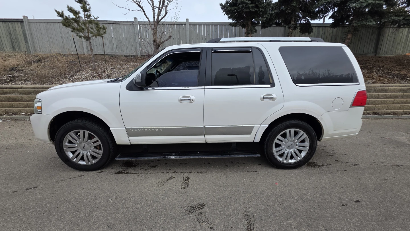2009 White Lincoln Navigator SUV