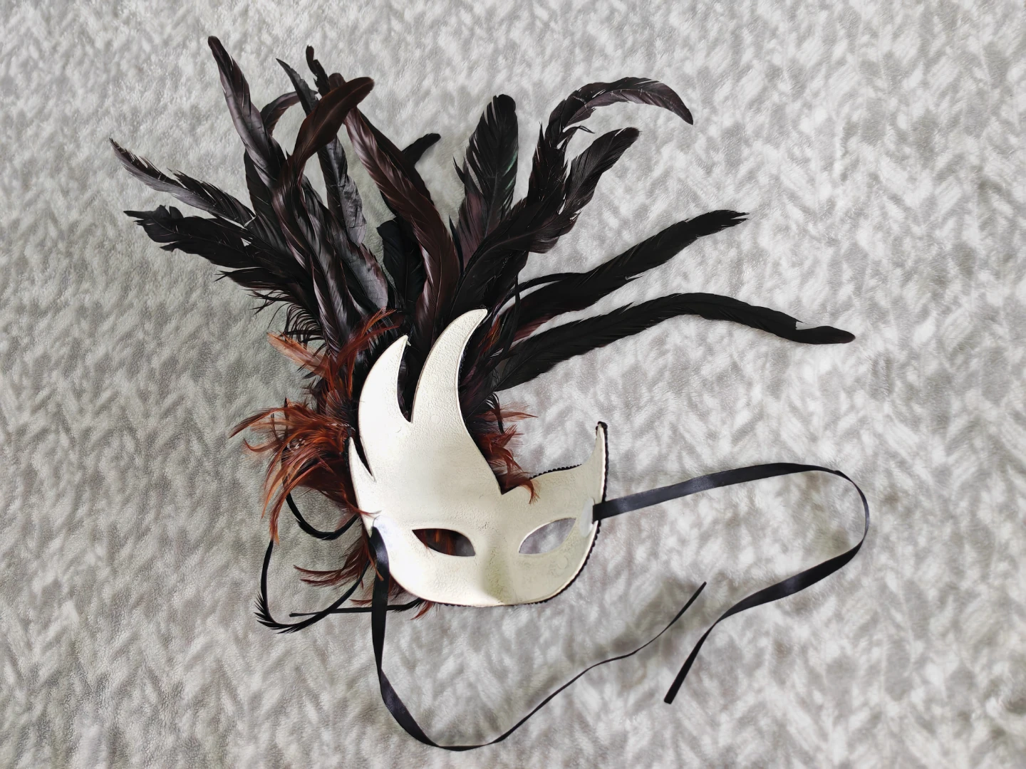 Elegant Feathered Masquerade Mask – Decorative & Stylish - photo 3