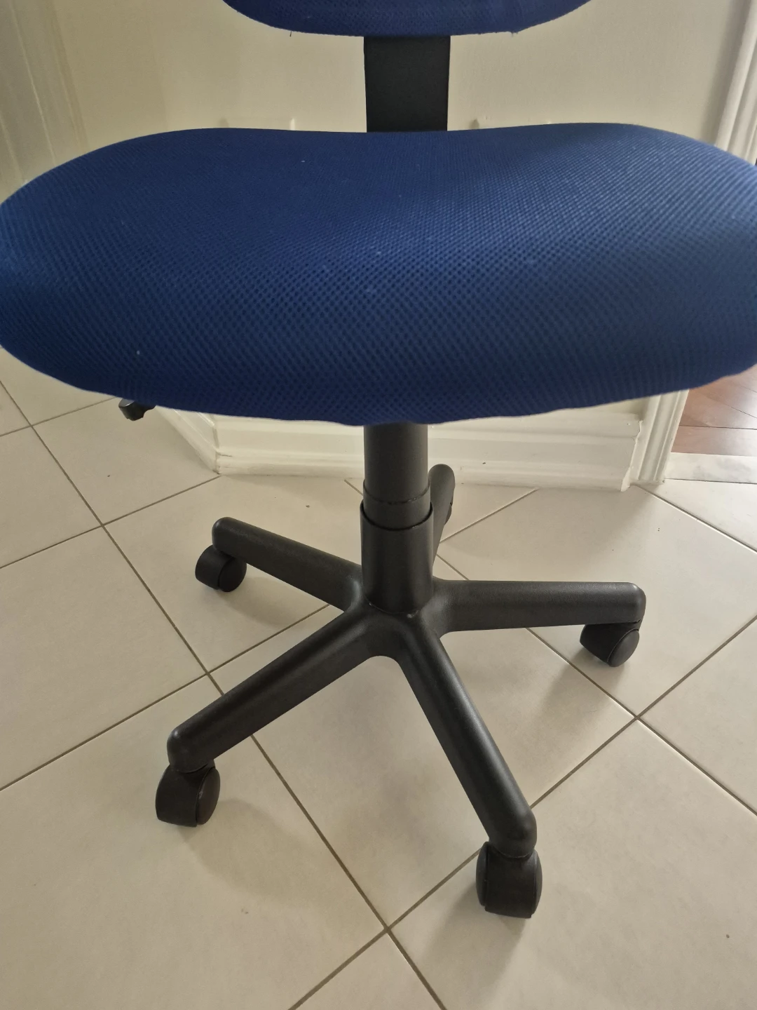 Nice nlue mesh office chair - photo 2