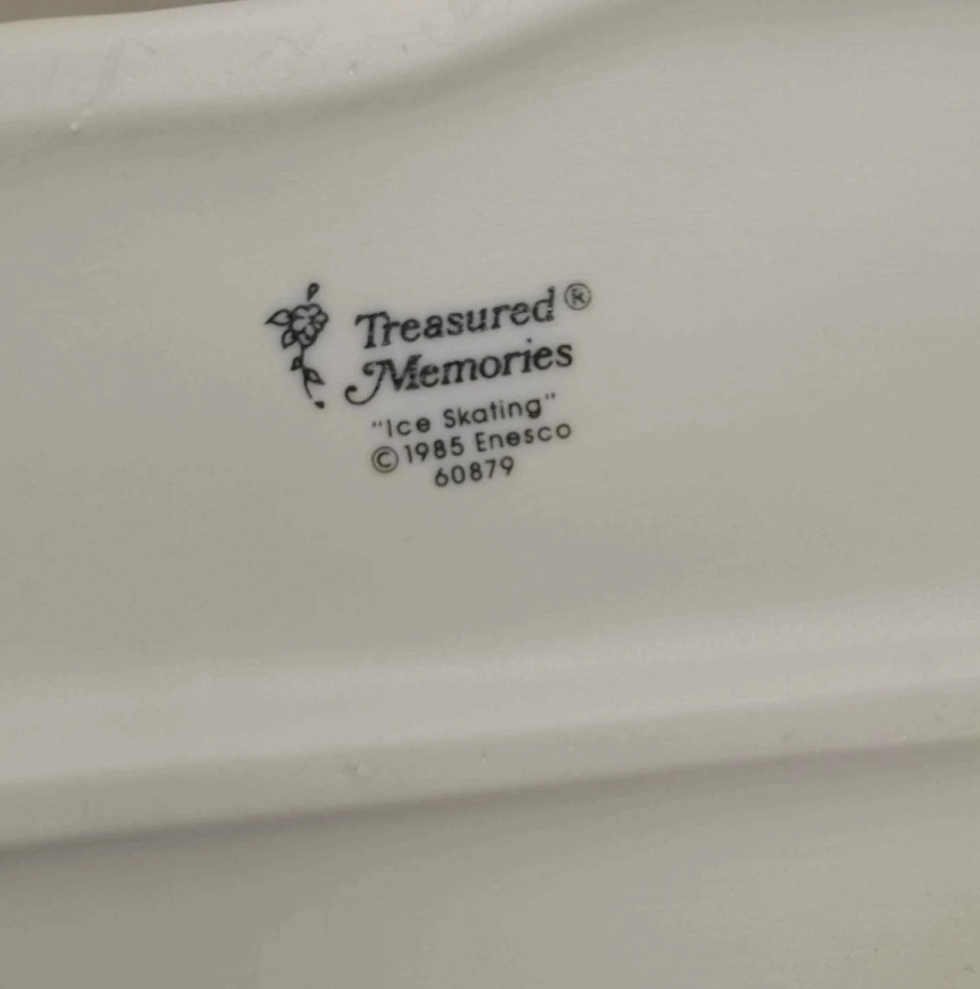 Enesco Treasured Memories Ice Skating Figurine - photo 4