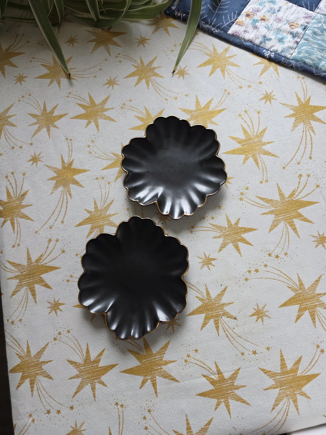 🏈 Set of Two Black Flower Shaped Trinket Dishes - photo 2