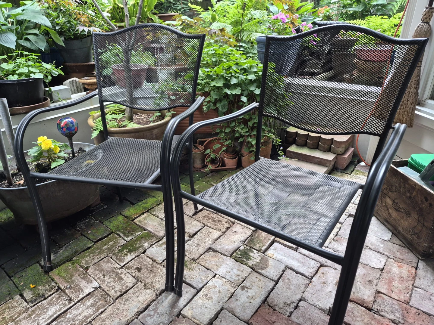 Vintage Sewing Machine Base Table and Two Metal Chairs - photo 4