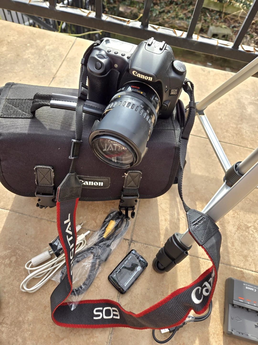 Canon EOS 30D DSLR Camera Kit with Tripod - photo 2