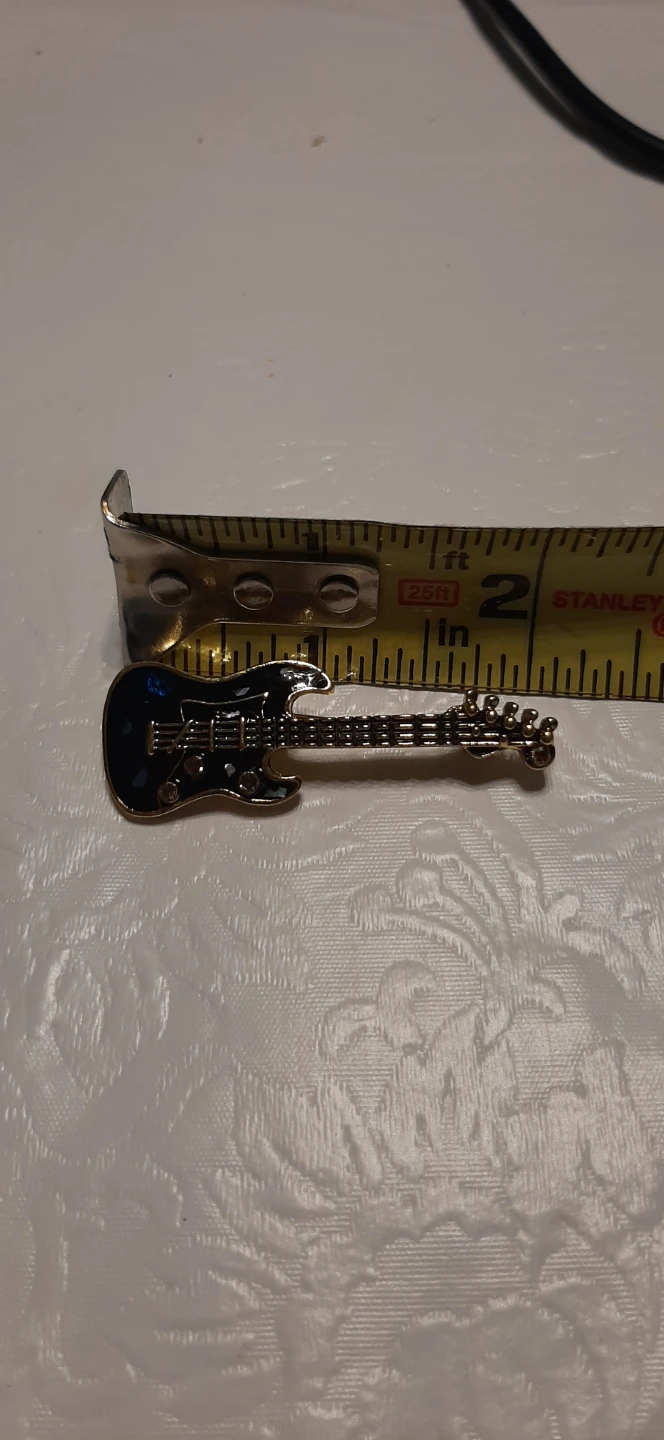 Guitar-shaped brooch, intricate details. - photo 5