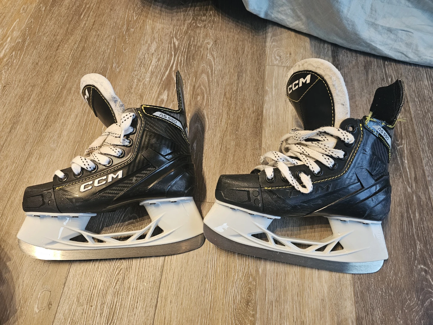 CCM Tacks AS-550 Junior Ice Skates - Size 1 Regular (With Box) - photo 2