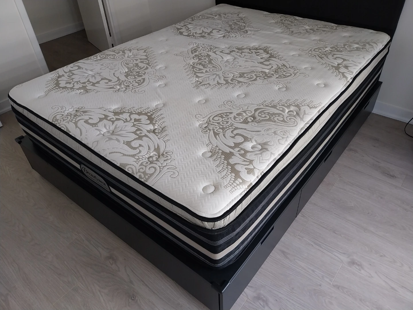 Ready-to-use Queen Storage Bed Frame (black) - photo 4
