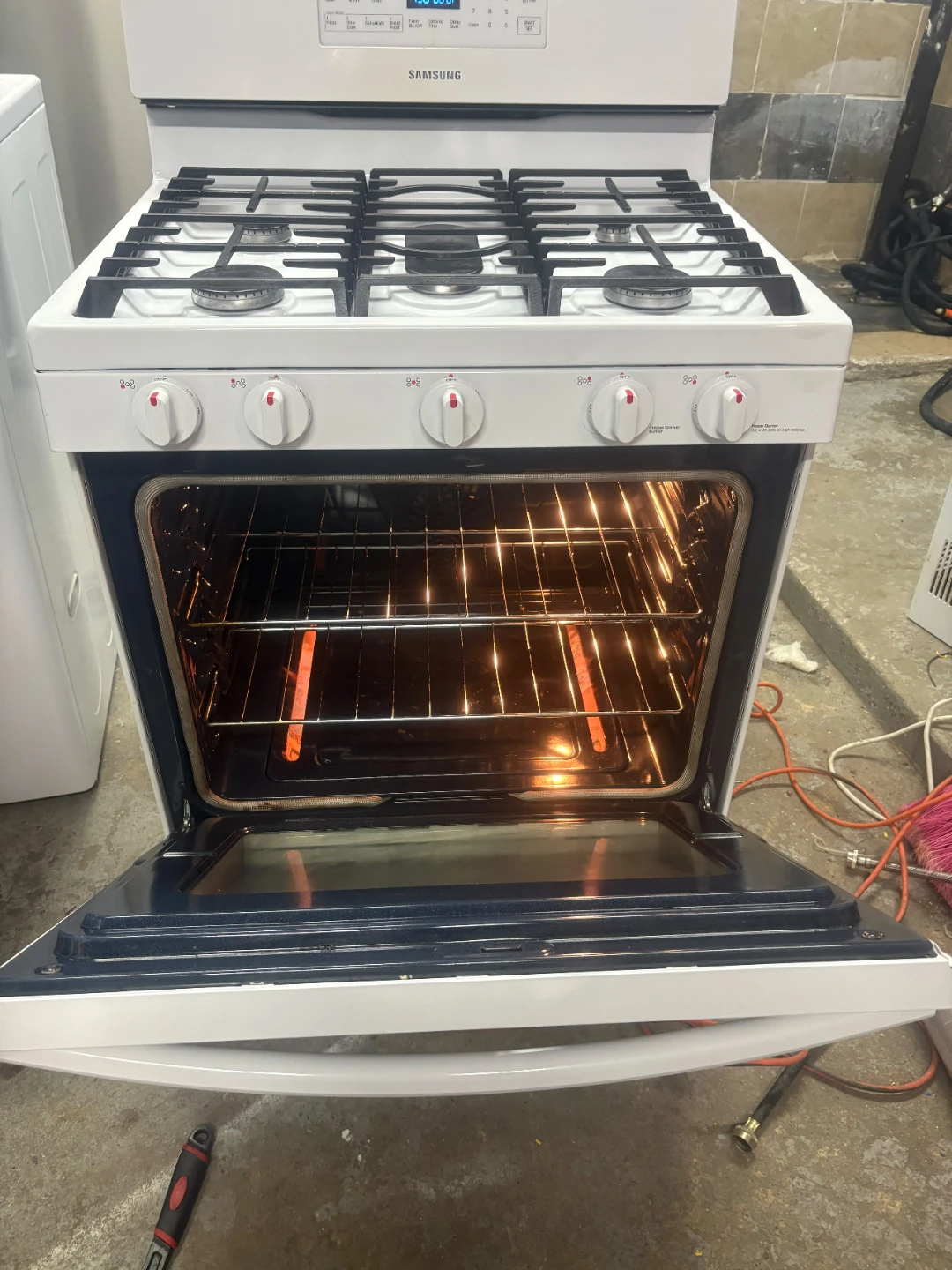 Samsung 30in White Gas Range - photo 2