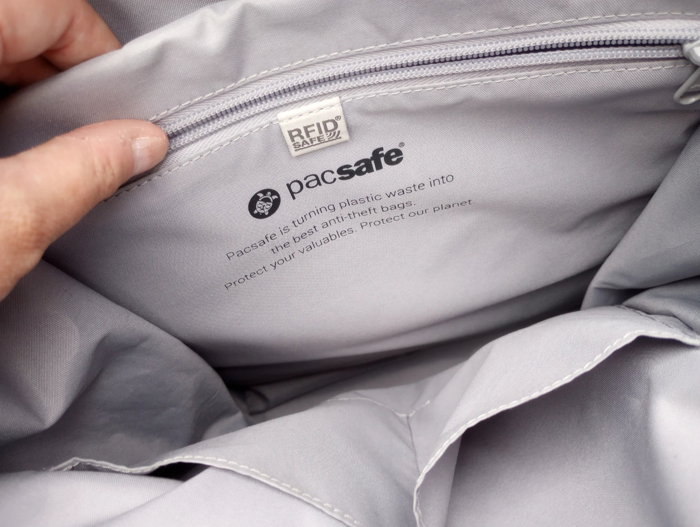 NEW Pacsafe 17L Backpack - photo 5