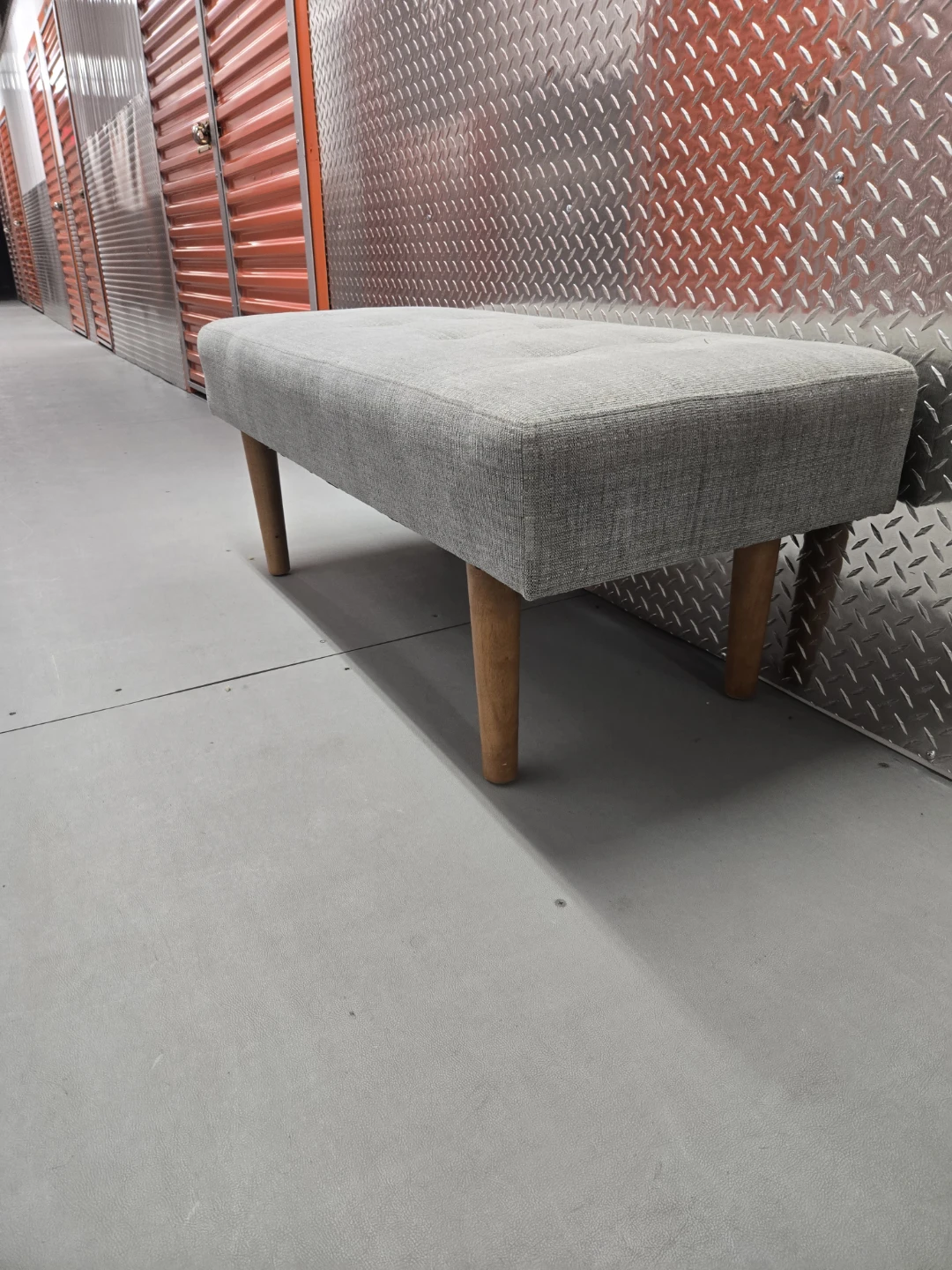 Mid-Century Modern Upholstered Bench - Tufted Light Grey Linen - photo 3