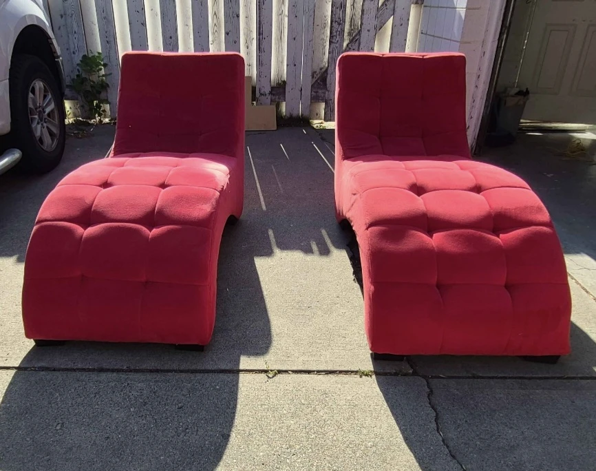 2 pink loungers