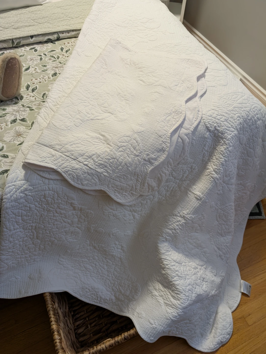 White Quilted Bedspread. Size full. Pick up in Braeside Sw