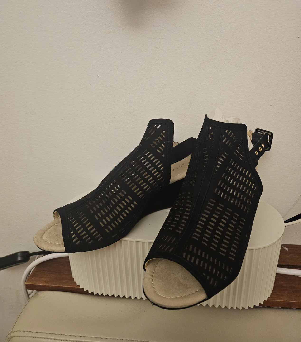 9.5 Metaphor Black Laser Cut Wedge Sandals - photo 2